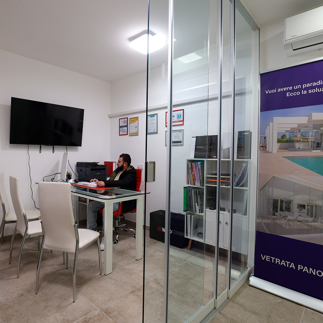 showroom di porte e finestre a Leverano